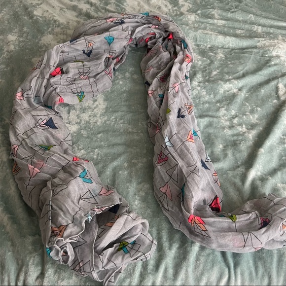Abstract printed grey scarf - Picture 2 of 6